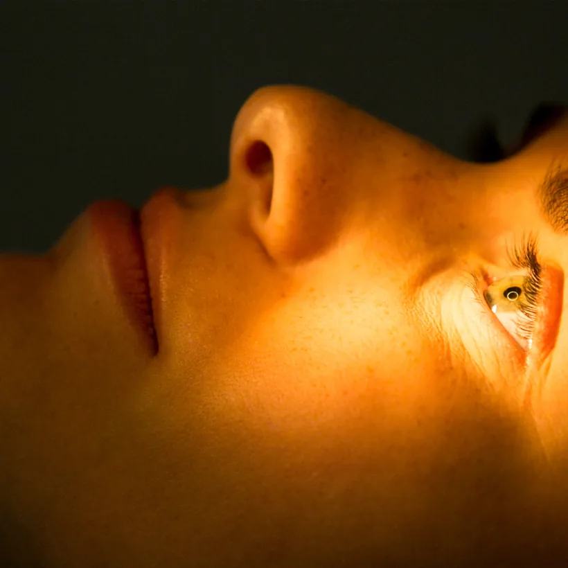 Mujer con iluminación cálida que muestra su mirada