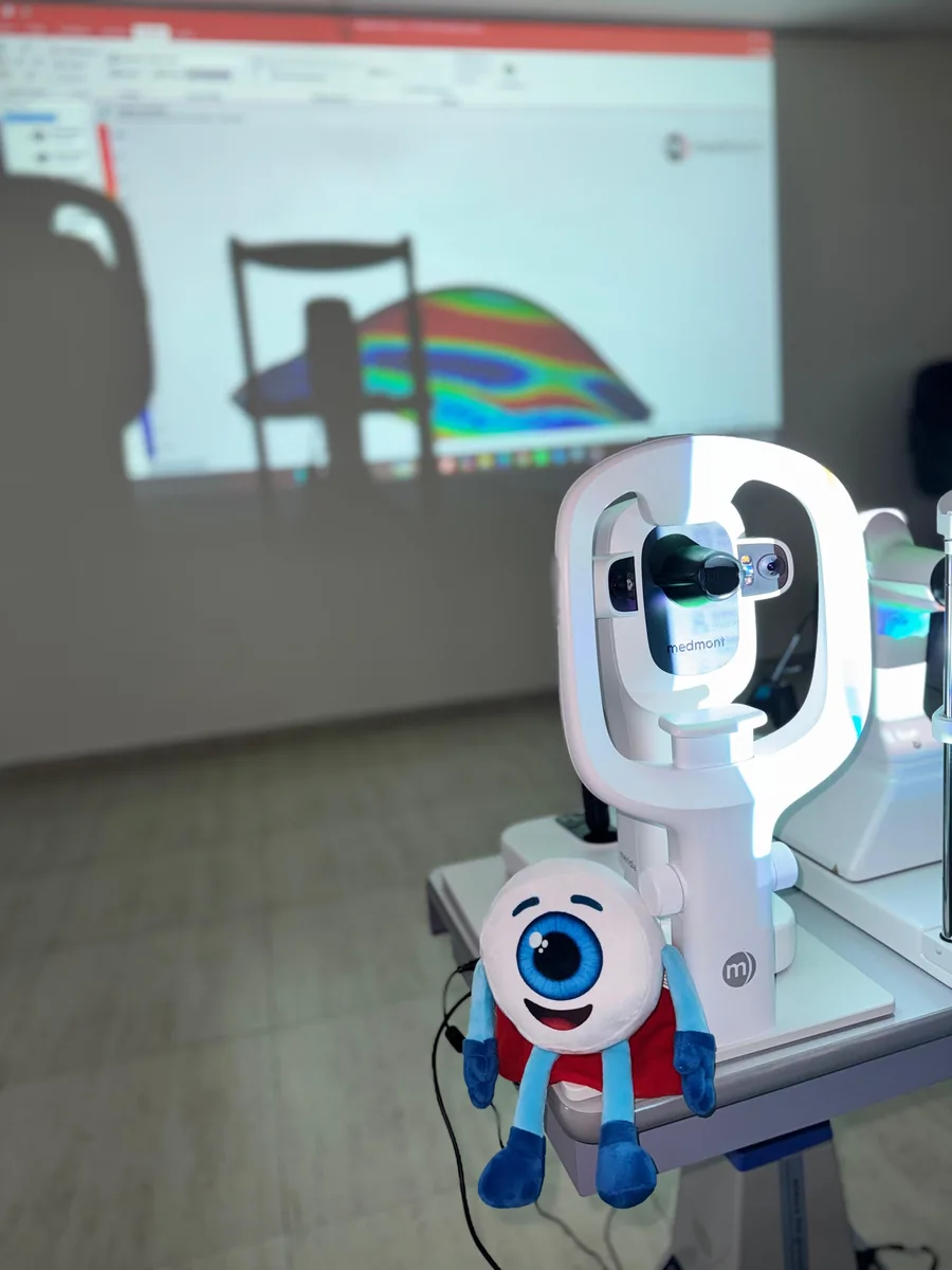 Topógrafo Medmont Meridia Vantage en Clínica OptiSalud, Nicaragua