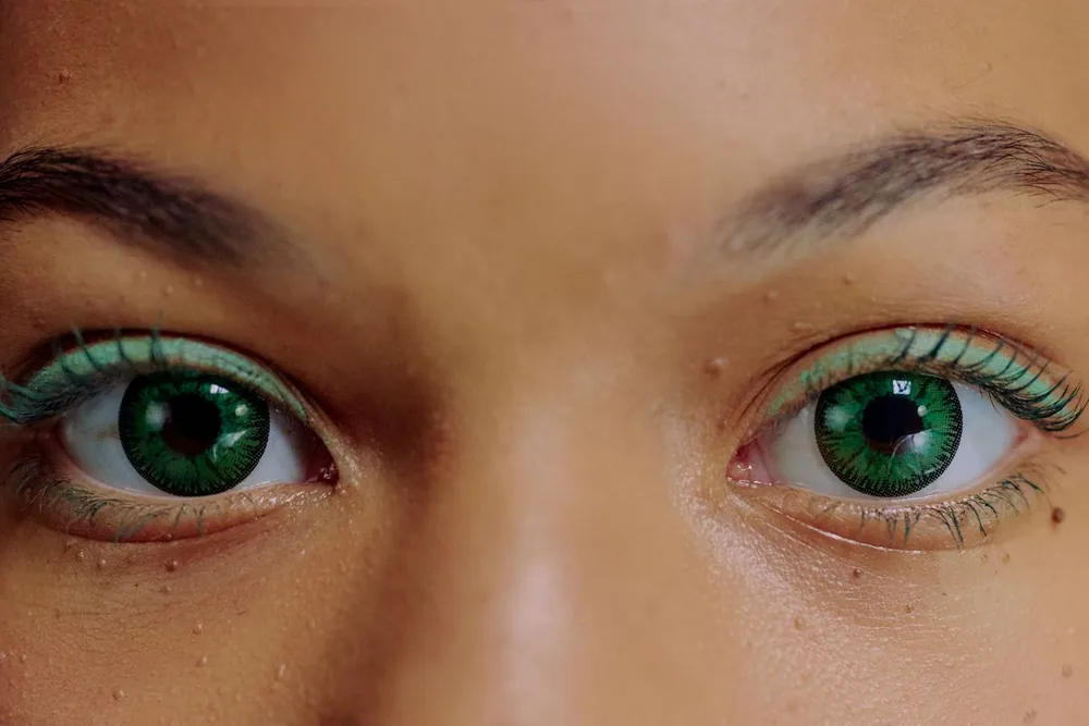 Efecto cosmético natural con lentes de color