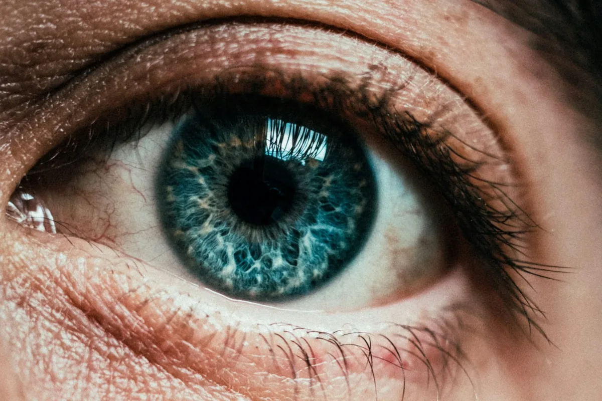 Primer plano de ojo azul